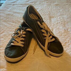 EUC Taos Footwear Women's Olive Lace-Up Sneakers size 8.5